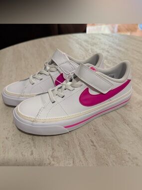 NWT Nike Little Girl Sneakers *1Y